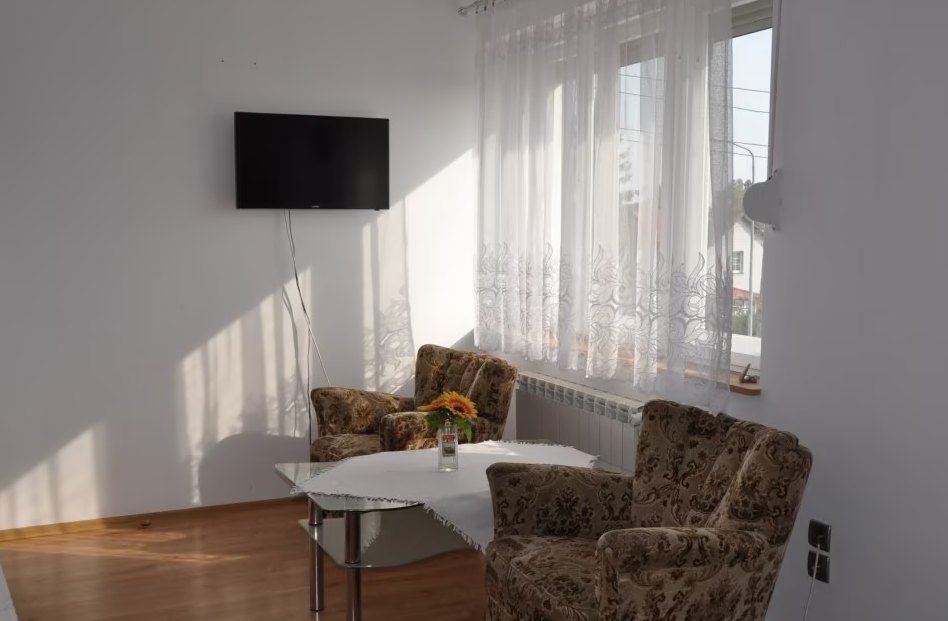 Kącik wypoczynkowy z fotelami i telewizorem